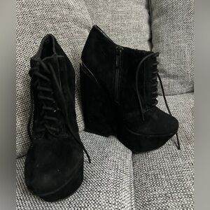 Bamboo women’s Y2K 2000s black platform suede wedge heels size 7
